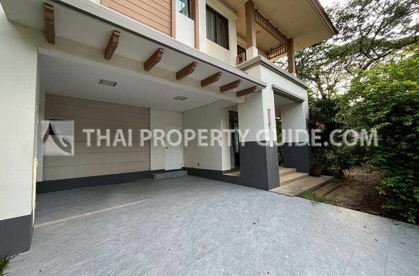 House with Shared Pool in Bangnatrad 